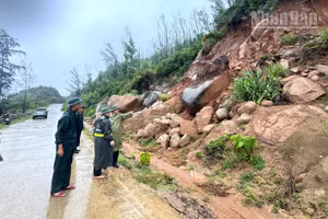 Lãnh đạo xã Cẩm Trung (Hà Tĩnh) kiểm tra các vị trí xung yếu có nguy cơ gây sạt lở trên địa bàn. (Ảnh: Ngô Tuấn)