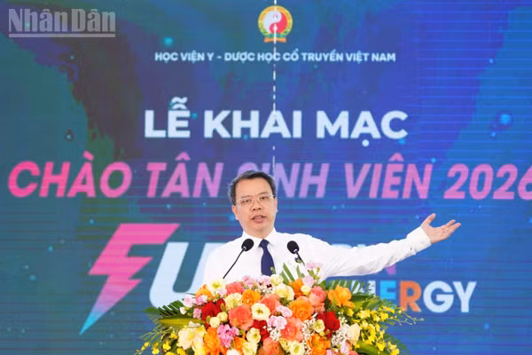  Phó Giáo sư, Tiến sĩ Nguyễn Quốc Huy, Bí thư Đảng ủy, Giám đốc Học viện Y-Dược học cổ truyền Việt Nam phát biểu khai mạc chương trình. (Ảnh: MH)