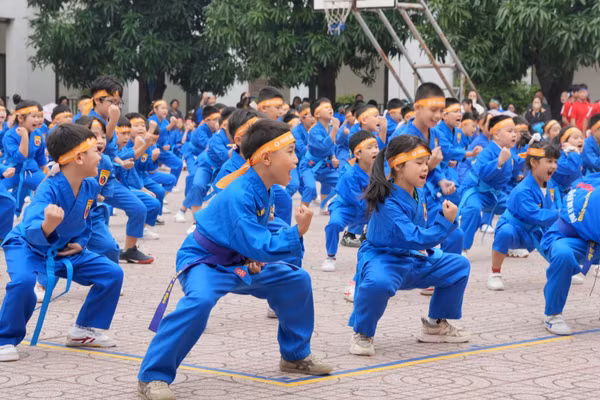Học sinh tham gia hoạt động thể thao trong khuôn khổ Sáng kiến Hợp tác thể thao vì sức khỏe cộng đồng tại Việt Nam. (Ảnh: PATH)