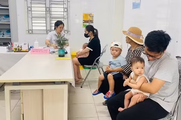 Trạm Y tế xã Ô Diên, Hà Nội khám sức khỏe định kỳ miễn phí cho người dân. (Ảnh: DIỆU THƯƠNG)