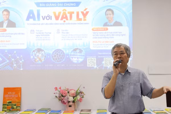 Phó Giáo sư, Tiến sĩ Nguyễn Hồng Quang, Phó Chủ tịch kiêm Tổng Thư ký Hội Vật lý Việt Nam phát biểu tại chương trình. (Ảnh: GIANG SƠN)