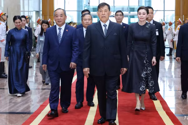 Nhà vua Thái Lan Maha Vajiralongkorn Phra Vajiraklaochaoyuhua và Hoàng hậu đến Hà Nội, bắt đầu thăm cấp Nhà nước tới Việt Nam. (Ảnh: TTXVN)
