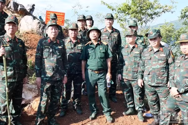 Đoàn công tác của Ban Chỉ đạo quốc gia kiểm tra công tác tìm kiếm, quy tập hài cốt liệt sĩ tại điểm cao 685, xã Thanh Thủy, tỉnh Tuyên Quang. (Ảnh: KHÁNH TOÀN) 