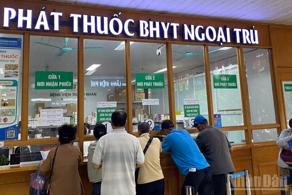 Theo quy định của pháp luật về bảo hiểm y tế, tổng mức đóng bảo hiểm y tế đối với người lao động làm việc theo hợp đồng lao động bằng 4,5% tiền lương tháng đóng bảo hiểm xã hội bắt buộc. (Ảnh minh họa: ĐỖ THOA)