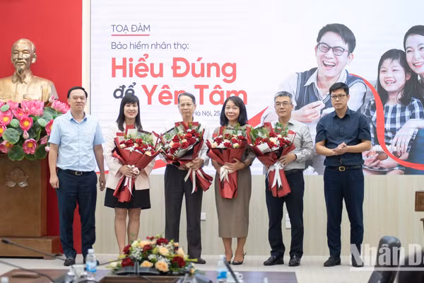 Các khách mời tham dự trao đổi tại Tọa đàm "Bảo hiểm nhân thọ: Hiểu đúng để yên tâm". (Ảnh: MINH DUY)