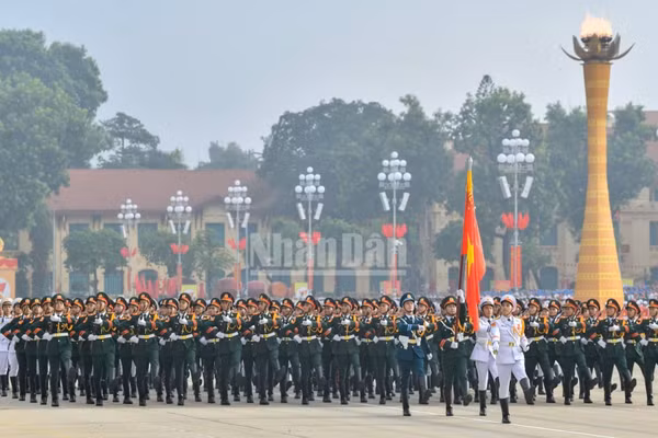 Sĩ quan, quân nhân chuyên nghiệp nghỉ hưu trước hạn tuổi được trợ cấp 5 tháng lương, thay cho mức 3 tháng lương hiện nay. (Ảnh: DUY LINH)