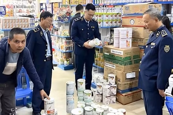 Lực lượng quản lý thị trường kiểm tra, giám sát hoạt động kinh doanh sản phẩm sữa. (Ảnh: Bộ Công thương)