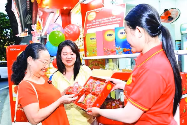Khách hàng mua bánh trung thu sớm. (Ảnh PHƯƠNG VY)