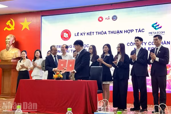 Quang cảnh lễ ký kết thỏa thuận hợp tác.
