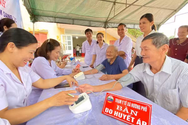 Khám sức khỏe định kỳ miễn phí cho người cao tuổi tại trạm y tế xã Hương Phố, tỉnh Hà Tĩnh. (Ảnh: VĂN ĐỊNH)