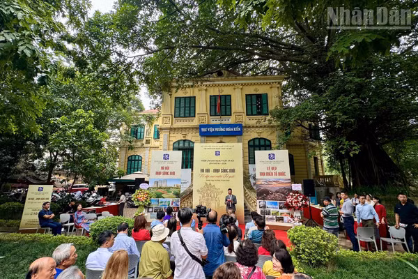 Quang cảnh lễ khai mạc triển lãm.