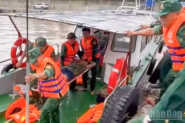 Bộ đội Biên phòng thành phố Hải Phòng kịp thời cứu thuyền viên tàu cá bị nạn. (Ảnh: NGUYỄN KHÁNH)