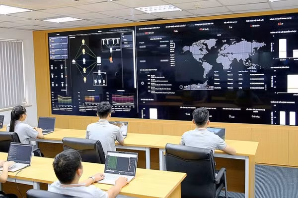 Trung tâm điều hành an toàn, an ninh mạng SOC giúp phát hiện sớm và thực hiện các quy trình ứng phó (SOP - Standard Operating Procedures) để xử lý kịp thời các cuộc tấn công mạng. Ảnh: Báo Nhân Dân