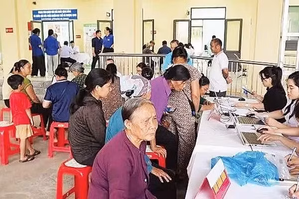 Trạm Y tế xã Thượng Quan phối hợp Bệnh viện đa khoa Bắc Kạn tổ chức khám sức khỏe miễn phí cho người dân trên địa bàn (Ảnh: THU HƯỜNG)