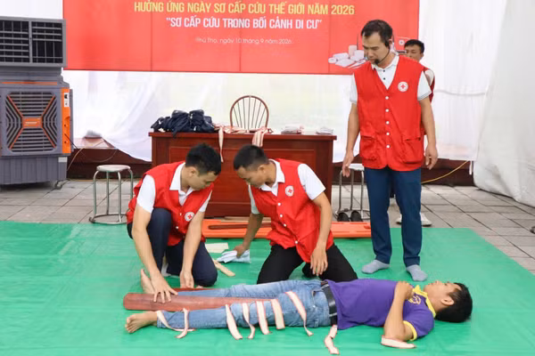 Hoạt động trang bị kỹ năng sơ cấp cứu, ứng phó với tai nạn, thương tích tại chương trình. (Ảnh: Hội Chữ thập đỏ Việt Nam)