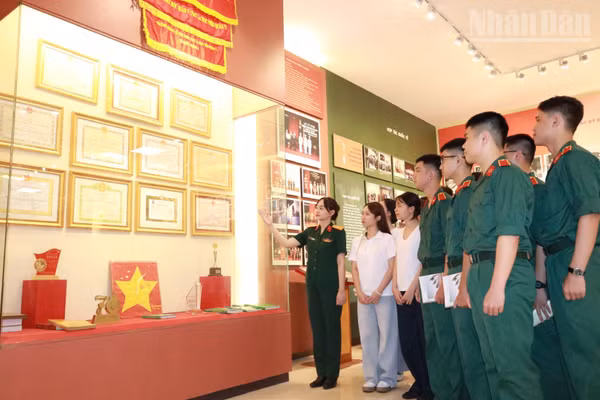 Các học viên, sinh viên tham quan Nhà truyền thống của Học viện Quân y. (Ảnh: TUẤN DŨNG)