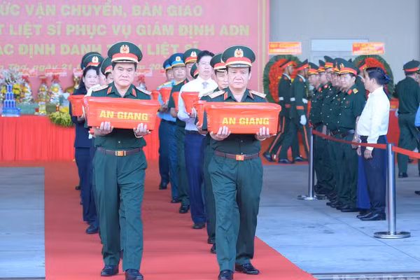 Thủ trưởng Tư lệnh Quân khu 9 đưa mẫu sinh phẩm hài cốt liệt sĩ lên máy bay. (Ảnh: BỘ TƯ LỆNH QUÂN KHU 9)
