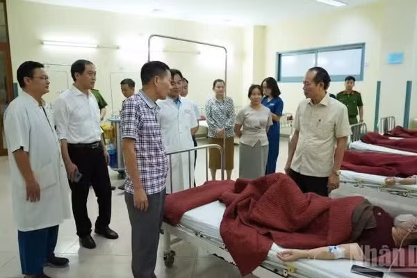 Lãnh đạo thành phố Huế đến thăm, động viên công nhân tại Bệnh viện. (Ảnh: ANH BỐN)