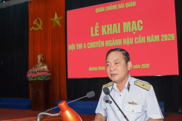 Chuẩn Đô đốc Lê Bá Quân, Phó Tư lệnh Quân chủng Hải quân phát biểu khai mạc. (Ảnh: HOÀNG HIỀN)