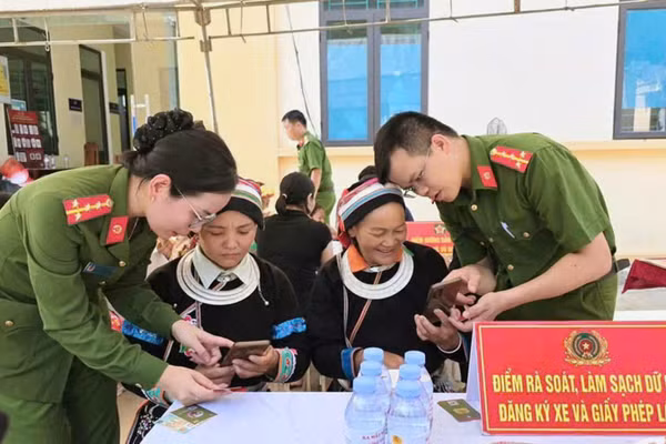 Cán bộ xã Thuận Hòa, tỉnh Tuyên Quang hướng dẫn người dân thao tác thủ tục hành chính. (Ảnh: ĐỨC THẮNG)