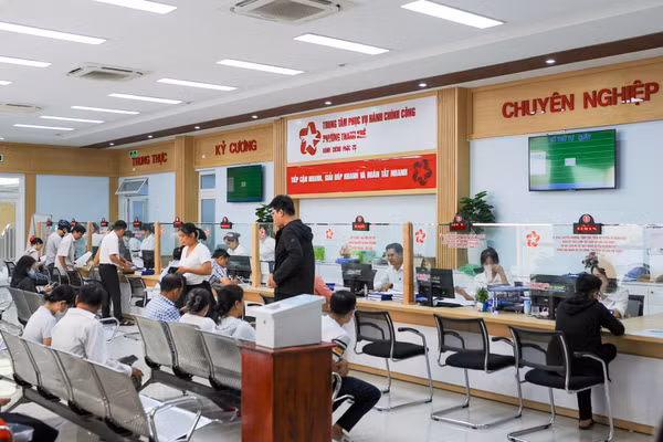 Người dân làm thủ tục tại Trung tâm phục vụ hành chính công phường Ngũ Hành Sơn, thành phố Đà Nẵng. (Ảnh: CÔNG VINH)