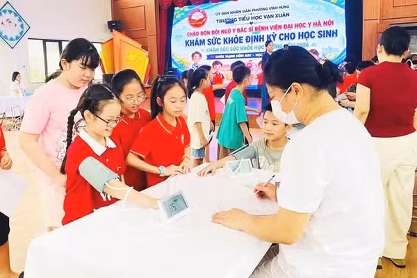 Hoạt động khám sức khỏe định kỳ cho học sinh trước năm học mới 2026-2027. (Ảnh: HÀ NGUYỄN)