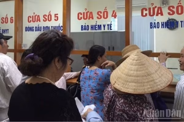 Cử tri kiến nghị tăng mức hưởng bảo hiểm y tế cho cán bộ hưu trí. (Ảnh: ĐỖ THOA)
