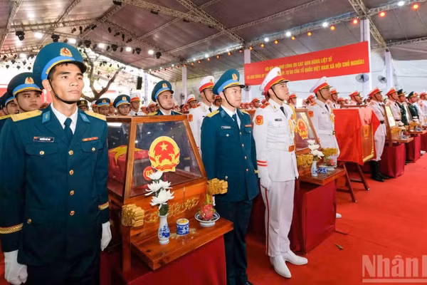 Quang cảnh lễ viếng, truy điệu và an táng hài cốt liệt sĩ tại Công viên Lê Thị Riêng sáng 14/10. (Ảnh: Nhóm PV)