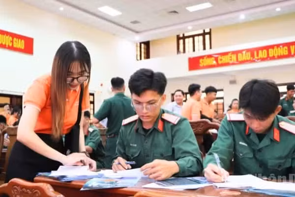 Đơn vị doanh nghiệp cung cấp thông tin về tuyển dụng lao động cho quân nhân xuất ngũ. (Ảnh: VĂN ÚT)