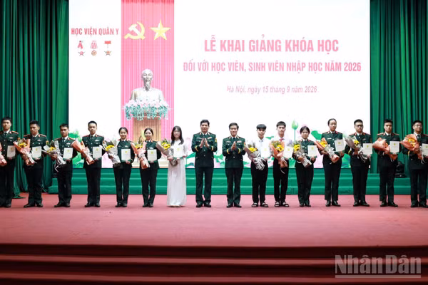 Lãnh đạo Học viện Quân y tuyên dương, tặng quà 14 học viên, sinh viên có kết quả đầu vào đạt 30 điểm năm 2026 tại lễ khai giảng. (Ảnh: ĐỖ THOA)