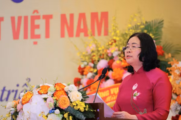 Chủ tịch Ủy ban Trung ương Mặt trận Tổ quốc Việt Nam Bùi Thị Minh Hoài dự và phát biểu chỉ đạo Đại hội. (Ảnh: BÍCH LIÊN)