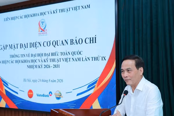 Phó Giáo sư, Tiến sĩ Phạm Ngọc Linh, Phó Chủ tịch Liên hiệp các Hội Khoa học và Kỹ thuật Việt Nam phát biểu tại họp báo. (Ảnh: BÍCH LIÊN)