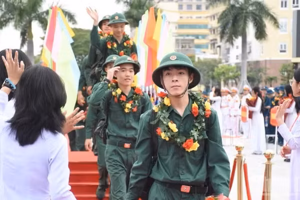 Các tân binh Đà Nẵng vững vàng lên đường nhập ngũ. (Ảnh minh họa)
