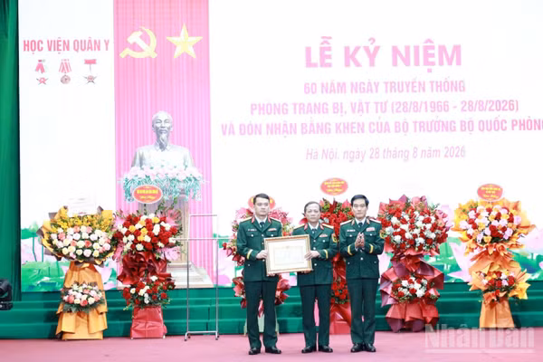 Trung tướng, Giáo sư, Tiến sĩ Trần Viết Tiến, Phó Bí thư Đảng ủy, Giám đốc Học viện Quân y trao Bằng khen của Bộ trưởng Quốc phòng tặng Phòng Trang bị, Vật tư. (Ảnh: TUẤN DŨNG)