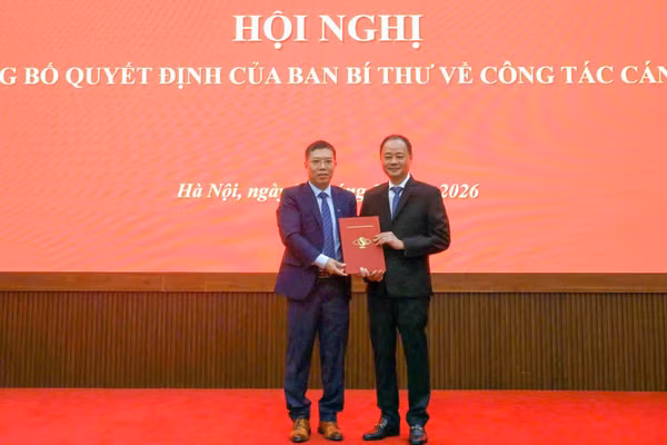 Giáo sư, Viện sĩ Trần Hồng Thái trao quyết định của Ban Bí thư bổ nhiệm Giáo sư, Tiến sĩ Trần Đại Lâm giữ chức Phó Chủ tịch Viện Hàn lâm Khoa học và Công nghệ Việt Nam. (Ảnh: GIANG SƠN)