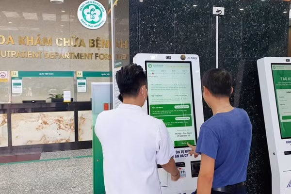 Người dân đăng ký khám trực tiếp, lấy số thứ tự tại Kiosk thông minh của Bệnh viện. (Ảnh: HM)