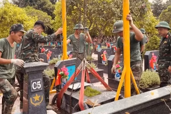Các chiến sĩ cẩn trọng di chuyển phần mộ liệt sĩ. (Ảnh: ĐẮC SƠN)