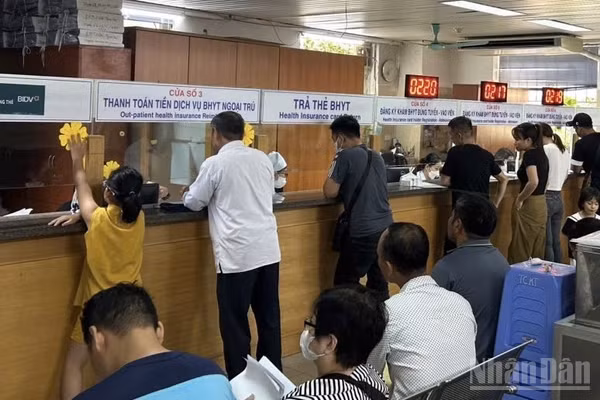 Người dân đăng ký khám, chữa bệnh bảo hiểm y tế tại bệnh viện. (Ảnh: ĐỖ THOA)