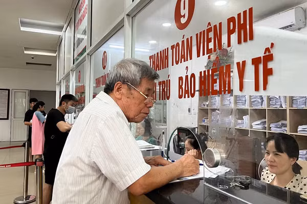 Người dân làm thủ tục khám, chữa bệnh bảo hiểm y tế tại Bệnh viện đa khoa Đông Anh (Hà Nội). (Ảnh: LAN VŨ)