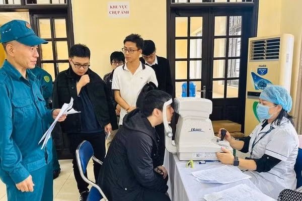 Trạm Y tế phường Kim Liên (Hà Nội) phối hợp các đơn vị chức năng tổ chức khám sơ tuyển sức khỏe cho công dân trong độ tuổi nhập ngũ trên địa bàn. (Ảnh: Trang thông tin điện tử phường Kim Liên, Hà Nội)