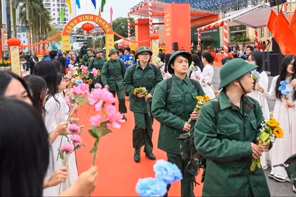 Các tân binh Hà Nội lên đường nhập ngũ. (Ảnh: THẾ ĐẠI)