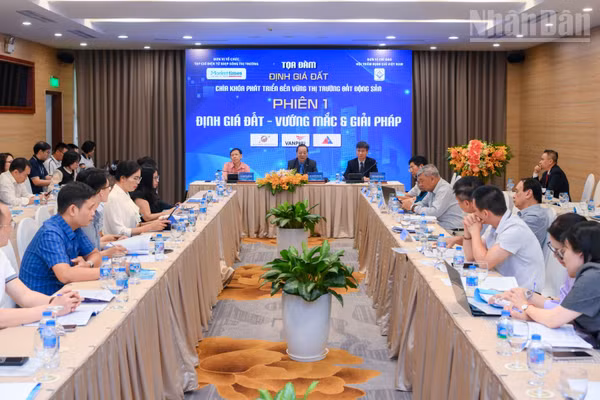 Toàn cảnh buổi tọa đàm “Định giá đất-Chìa khóa phát triển bền vững thị trường bất động sản”.