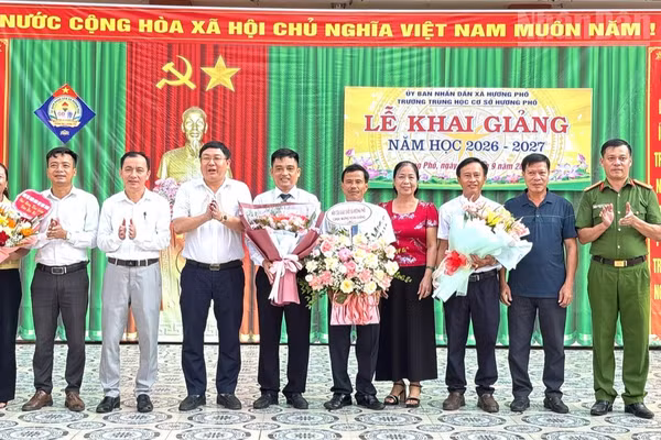 Đại diện chính quyền địa phương tham dự lễ khai giảng tại Trường trung học cơ sở Hương Phố.