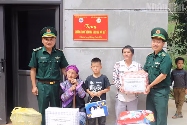 Cán bộ, chiến sĩ Đồn Biên phòng Si Ma Cai tặng quà cho hộ gia đình bà Vàng Thị Mai.