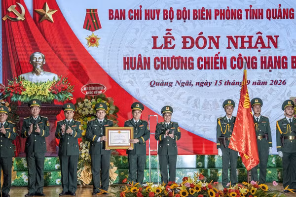 Thừa ủy quyền của Chủ tịch nước, Thiếu tướng Vũ Quốc Ân trao Huân chương Chiến công hạng Ba tặng Ban Chỉ huy Bộ đội Biên phòng tỉnh Quảng Ngãi. (Ảnh: VĂN CHƯƠNG)