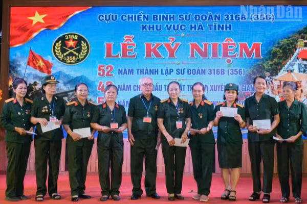 Đại diện Ban liên lạc Sư đoàn 356 trao quà, tặng các cựu chiến binh của Sư đoàn. (Ảnh: VĂN ĐỊNH)