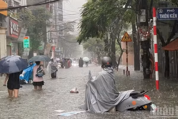 Nhiều tuyến đường ở Hà Nội ngập sâu do mưa lớn diện rộng, ảnh hưởng đến đời sống, sinh hoạt của người dân. (Ảnh minh họa: VIỆT HÀ)