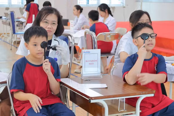 Khám mắt cho học sinh trên địa bàn Hà Nội. (Ảnh: THANH XUÂN)