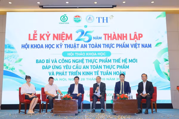 Các đại biểu, chuyên gia tham gia phiên tọa đàm. Ảnh: (TRỌNG NGUYỄN)