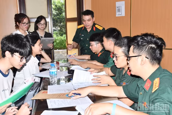 Công tác đón tiếp tân sinh viên nhập học hệ dân sự tại Học viện Quân y. (Ảnh: TUẤN DŨNG)